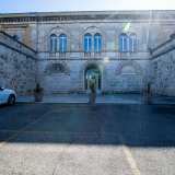 � facile distinguere la parte pi� antica del monastero, contraddistinta da finestre bifore...